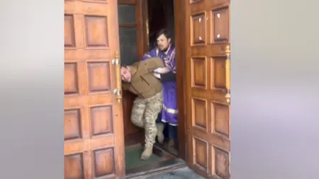 Un preot a bătut măr un soldat ucrainean în biserică. Toată scena a fost filmată VIDEO