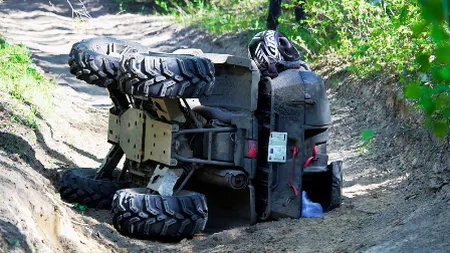 România, campioană europeană la accidente rutiere. Un bărbat şi fiul său de 9 ani au murit, după ce ATV-ul cu care circulau s-a izbit de un stâlp