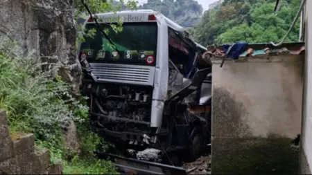 Accident grav în Italia. Un autocar s-a prăbușit într-o prăpastie, după care a intrat într-o casă. Șoferul a murit pe loc