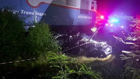 O mașină a fost spulberată de tren, în Teleorman. O adolescentă de 16 ani a decedat, iar alți patru tineri au fost răniți