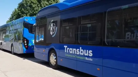 A murit strivit între două autobuze. Şoferul nu a tras frâna de mână şi nici nu a scos autobuzul din viteză