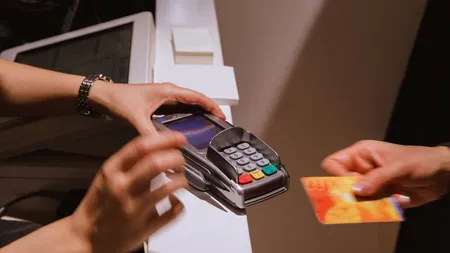 Greşeala imensă pe care o fac mulţi români care au card de credit. Cum pierd foarte mulţi bani