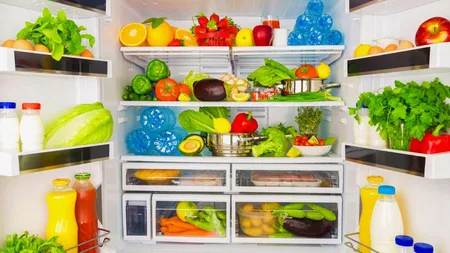 Pericolul la care te expui dacă ții în frigider ambalaje de plastic