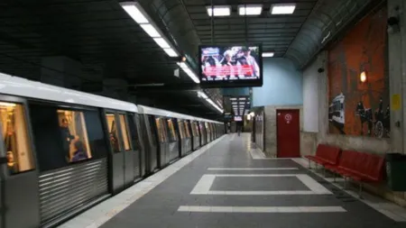 Un călător s-a aruncat în fața metroului în stația Aviatorilor. UPDATE: Bărbatul a murit