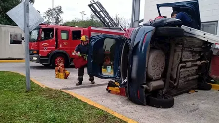 VIDEO O femeie de 63 de ani a încurcat frâna cu accelerația și a răsturnat mașina chiar în timpul examenului auto