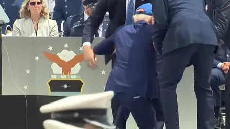 Încă o gafă rușinoasă a lui Joe Biden. Președintele SUA a căzut de pe scenă (VIDEO)