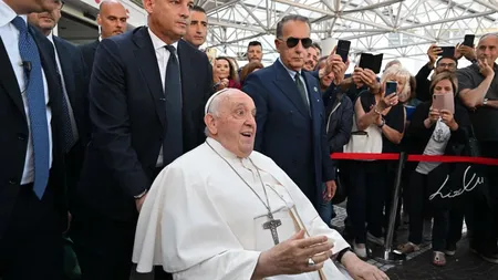 Papa Francisc a fost externat, după operația pe care a suferit-o recent. Suveranul Pontif s-a adresat oamenilor adunați la spitalul Gemelli din Roma