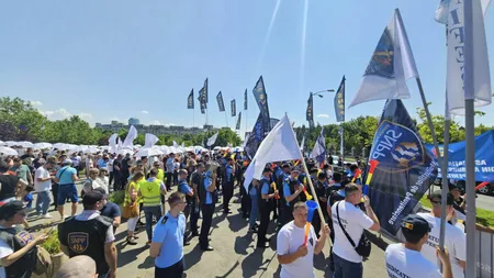 Protest de amploare al polițiștilor și al grefierilor în fata Parlamentului nemulţumiţi de modificarea pensiilor militare şi a celor de serviciu