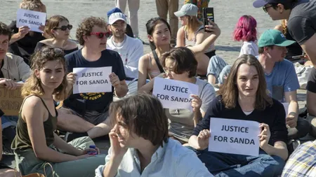 O studentă româncă este în fruntea protestelor din Belgia cauzate de sentinţele blânde primite de vinovaţii pentru moartea unui student. Tânărul belgian a fost obligat de colegi să înghită un 