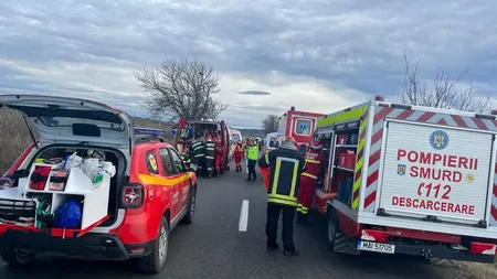 Trei răniți, printre care și un nou-născut, în urma unui accident produs de un tânăr de 20 de ani. Conducătorul auto a intrat într-un cap de pod