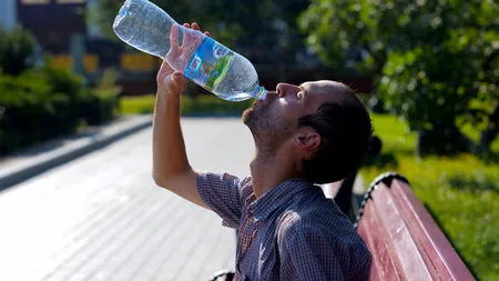 Ce se întâmplă cu corpul tău dacă bei cafea sau alcool și stai la soare? Apă rece sau la temperatura camerei pe caniculă? Sfaturile medicilor