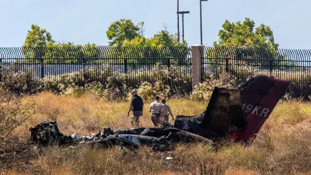 Un avion s-a prăbuşit şi a luat foc la impactul cu solul. Toţi pasagerii au murit pe loc