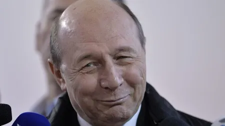 Traian Băsescu, surprins în avion în timpul unei ”băi de mulțime” ca pe vremuri. Unde a călătorit fostul președinte