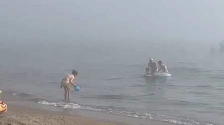 VIDEO - Fenomen spectaculos la malul Mării Negre. Ceață densă pe plajă pe litoralul românesc