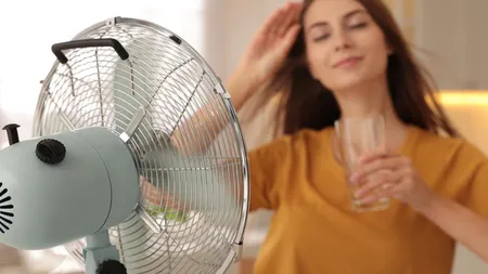 Ai folosit greşit ventilatorul până acum! Trucul prin care obţii mai multă răcoare, nici nu-ţi mai trebuie aer condiţionat