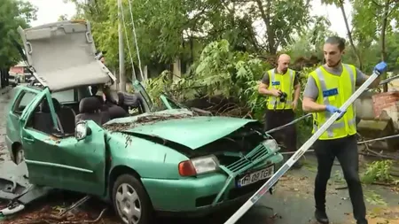 Furtună violentă în București. Tramvaie și autobuze blocate, copaci căzuți peste mașini. O persoană a ajuns la spital