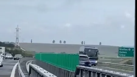 Şofer inconştient pe autostrada A1! A condus un autocar cu 32 de pasageri cu spatele pe banda de urgenţă VIDEO