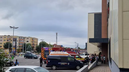 Alertă de incendiu la mall-ul din Targu Jiu. Oamenii au fost evacuaţi, pompierii au aflat sursa alarmei