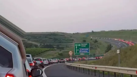 Aglomerație pe drumurile din România. Coloane de maşini pe DN1 între stațiunile de pe Valea Prahovei și pe DN39 între Constanţa și Vama Veche