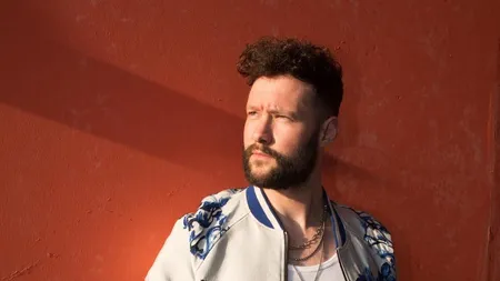 Calum Scott revine în România la festivalul Summer in the City din Piața Constituției pentru două zile de muzică live, dans și energie pozitivă