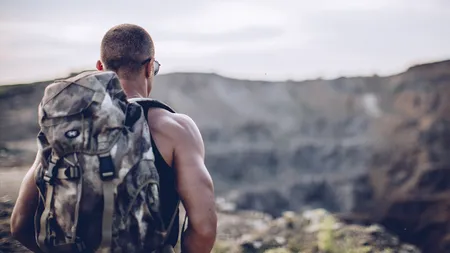 Ce este rucking, noul trend în lupta cu kilogramele în plus. Are efecte și asupra sănătății psihice