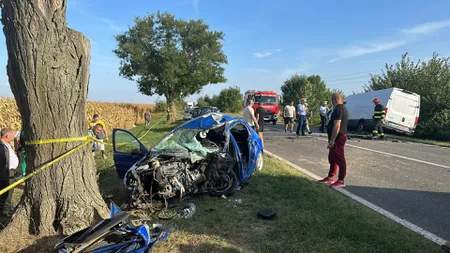 Opt răniţi într-un accident în judeţul Timiş după ce un bărbat de 39 de ani a virat brusc şi a lovit un microbuz