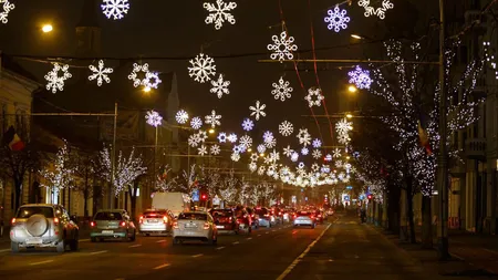 Orașele din România decorate de Crăciun, în luna octombrie. Globuri și luminițe colorate pe vreme cu 20 de grade