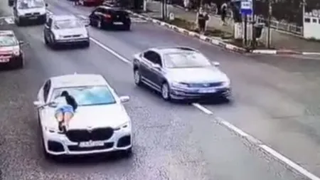 Scene incredibile în Găeşti. O nevastă şi-a prins bărbatul cu amanta în maşină! S-a urcat pe capotă şi a vrut să spargă parbrizul VIDEO