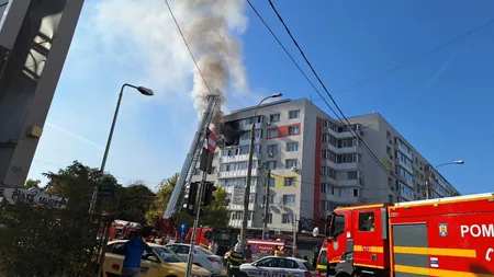 Explozie puternică într-un bloc din București, urmată de incendiu. Salvatorii ISUBIF încearcă să stingă flăcările