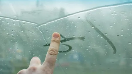 Trucul care te ajută să dezaburești geamurile de la mașină. Durează doar câteva secunde