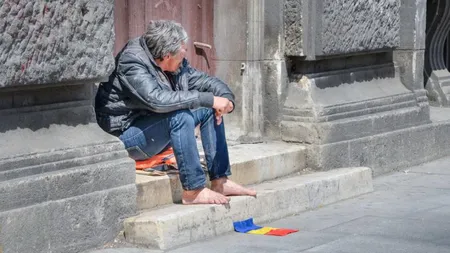 Povestea sfâșietoare a lui Ilie, un român de 63 de ani care trăiește sub cartoane, într-o gară din Germania. Și-a pierdut familia, casa și a ajuns pe străzi. Imploră mila trecătorilor