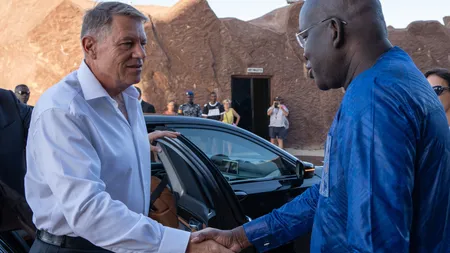VIDEO Ultimul eveniment al vizitei lui Iohannis în Africa. Preşedintele este primit de omologul senegalez Macky Sall la Palatul Prezidenţial din Dakar