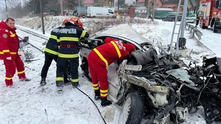 Traficul feroviar întrerupt între Buşteni şi Sinaia. O maşina a fost lovită de două trenuri