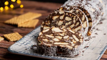 Salam de biscuiți cu rom și fructe uscate. Rețeta celui mai delicios desert al copilăriei. O să vrei să-l mănânci pe tot