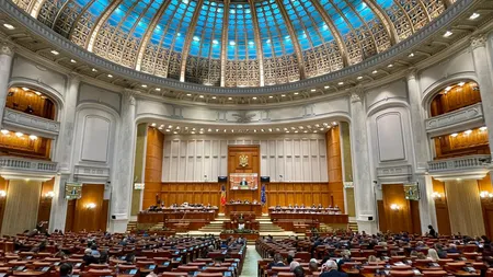 Măsuri de austeritate în Parlament: se desfiinţează posturile vacante, se taie salariile funcţionarilor, dar se acordă sporuri şi alte beneficii