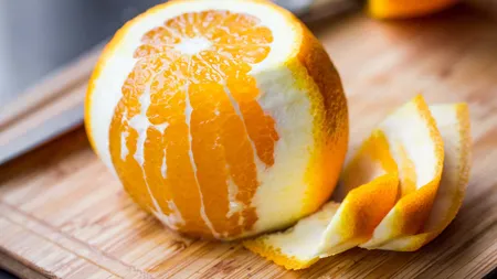 Cojile de portocală te scapă de murdărie! De ce trebuie să freci mobila cu ele