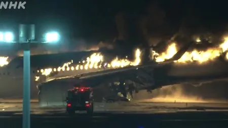 VIDEO Momente de panică, în Japonia. Un avion cu aproape 400 de pasageri, în flăcări pe aeroport UPDATE: 5 morţi