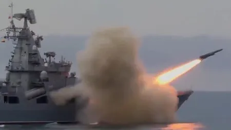 Războiul din Orientul Mijlociu se extinde. Navă grecească lovită de o rachetă trasă de rebelii houthi. SUA anunță noi atacuri în Yemen