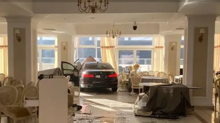 VIDEO Un BMW a intrat cu viteză într-un restaurant din Băile Herculane. Ce l-a determinat pe șofer să facă acest gest