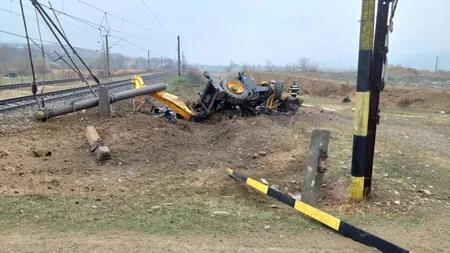 Tragedie în Bacău. Un bărbat a murit pe loc, după ce un tren a lovit în plin buldoexcavatorul pe care îl conducea