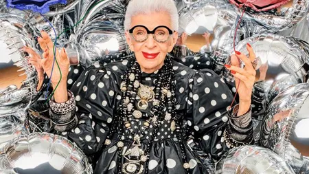 Iris Apfel a murit la vârsta de 102 ani. Era considerată un simbol al universului modei din New York