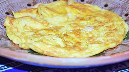 Nu pune niciodată acest ingredient în omletă. Specialiștii spun că îi strică gustul. Iată trucul-minune prin care poți face micul dejun perfect