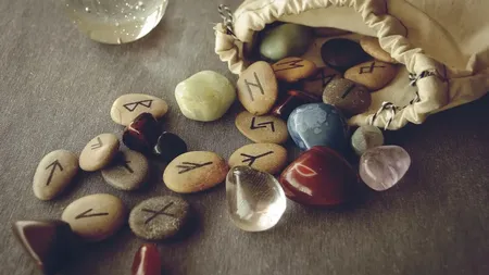 Horoscop RUNE 26 februarie 2025. SOWELU inversată e talismanul tău, THURISAZ îți arată poarta de ieșire