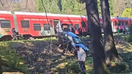 VIDEO Mașină din corpul diplomatic, lovită de tren în Timișul de Jos