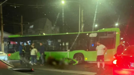 Accident înfiorător în Capitală: o motocicletă a intrat sub un autobuz