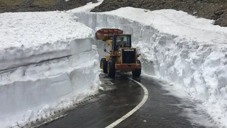 Drumarii au început deszăpezirea pe Trasfăgărășan. Drumul ar putea fi redeschis circulației înainte de 1 iulie