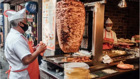 Ce leafă ia un angajat fast-food în România. Nu sunt necesare studii, ci doar poftă de muncă