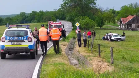 Accident teribil pe o șosea din Timiș: trei persoane au murit şi două sunt grav rănite după ce şoferul a sărit peste calea ferată și s-a înfipt în gard