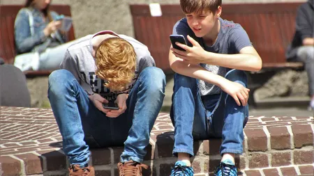Orașul din Europa în care copiii nu primesc telefon mobil până la o anumită vârstă. ”Este mult mai ușor să spui nu”