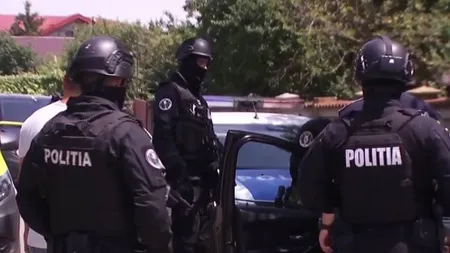 Mascații au greșit iar adresa. Au dat buzna în casă peste o femeie și fiica ei de 12 ani